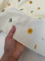 хлопок с вышивкой ромашки на сливочном premier fabric