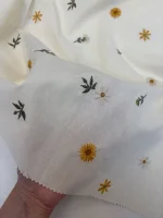 хлопок с вышивкой ромашки на сливочном premier fabric