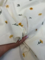 хлопок с вышивкой ромашки на сливочном premier fabric
