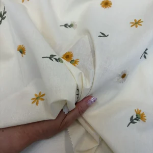 хлопок с вышивкой ромашки на сливочном premier fabric