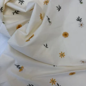 хлопок с вышивкой ромашки на сливочном premier fabric