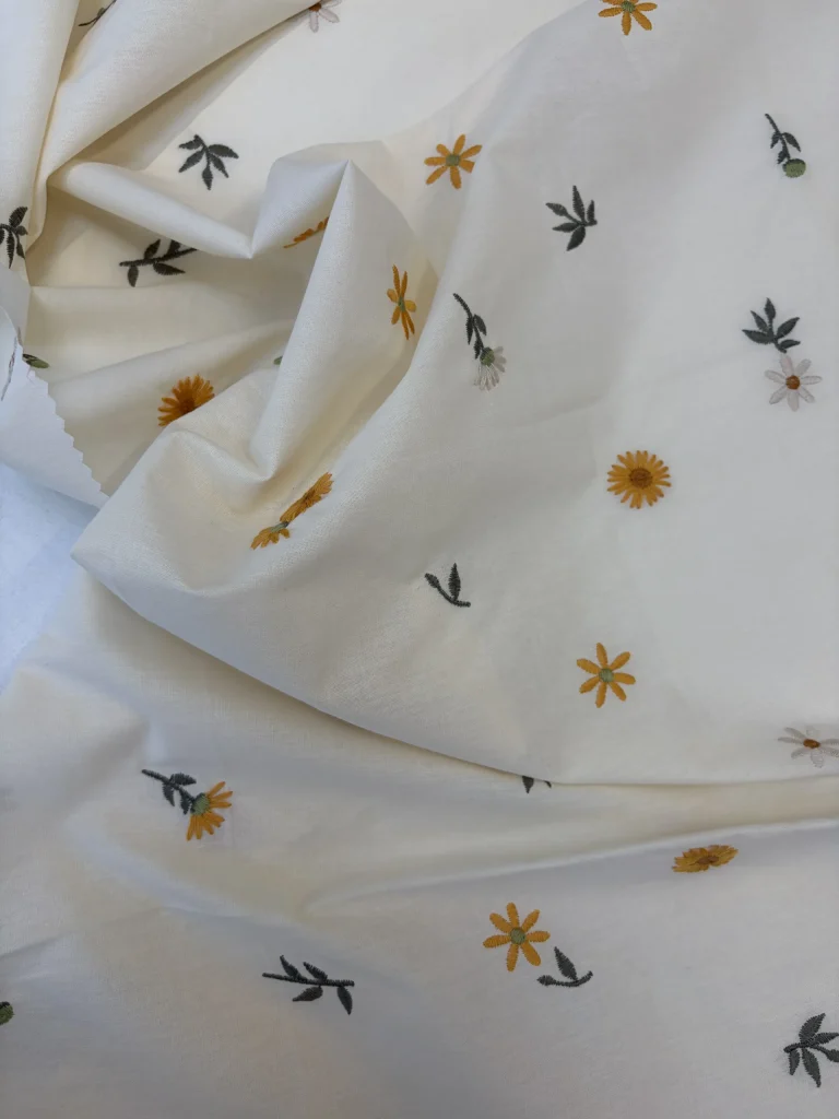 хлопок с вышивкой ромашки на сливочном premier fabric